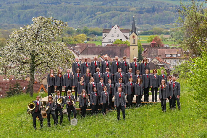 Musikkapelle beim Frühschoppen-Konzert vor der Nesselwanger Dorfkulisse